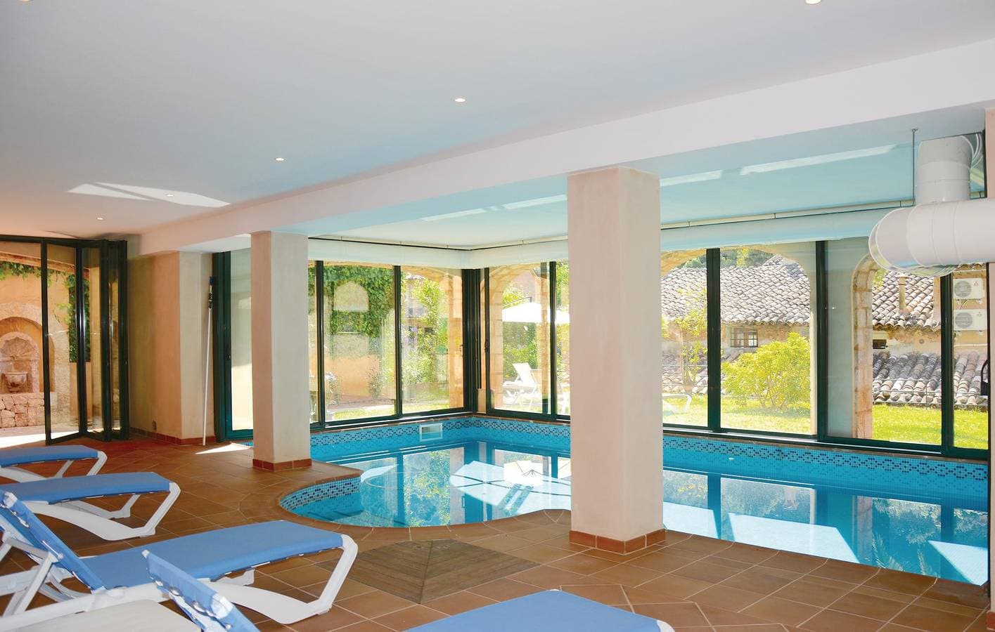 Foto 11 von 58: Geräumige Terrassenwohnung mit Innenpool