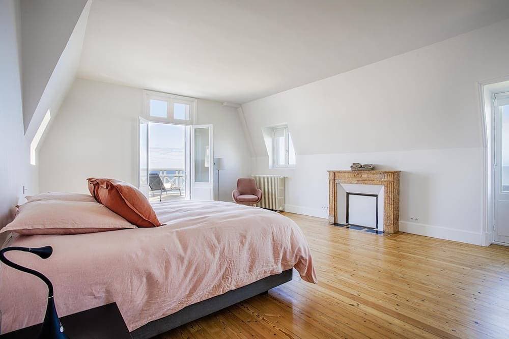 Foto 2 von 19: Villa Rosina. Waterfront. Direct, private access to Deauville beach