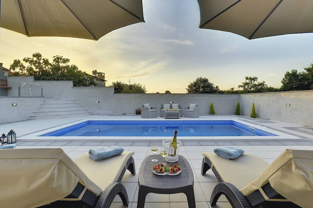 Herrliche Villa mit privatem Pool, Klima, WLAN, Sonnenliegen 1