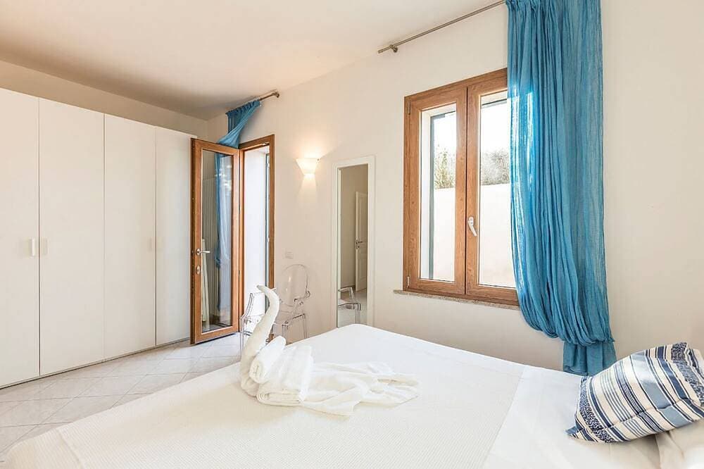 Foto 5 von 30: Villa Napius - Zugang zum privaten Strand an einem Sandstrand