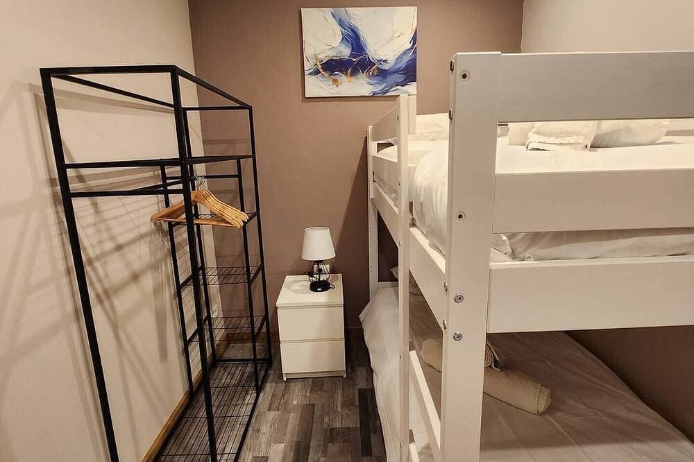 Foto 3 von 20: This room is a bunk room with two single bunk beds. The bathroom and showers are shared with the two other bunk rooms .