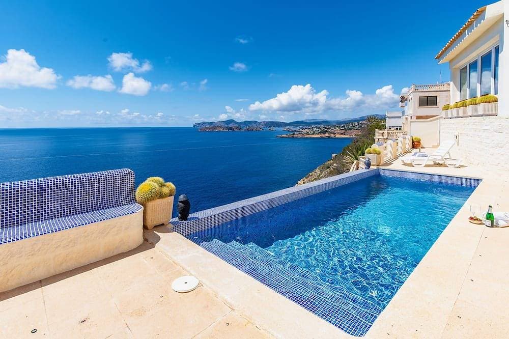 Haus mit herrlichem Blick auf das Meer, Front mit Pool und mehreren Terrassen 1