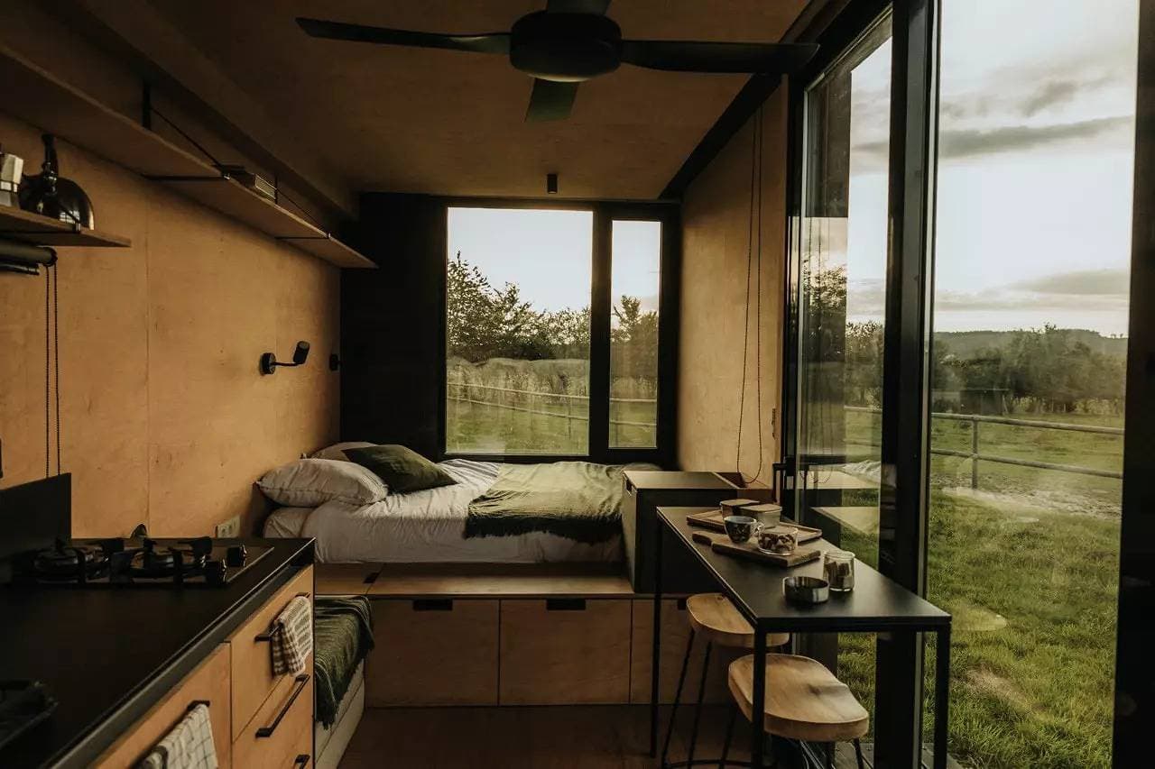Foto 12 von 19: Tiny House im Herzen der Normandie von Pferden umgeben