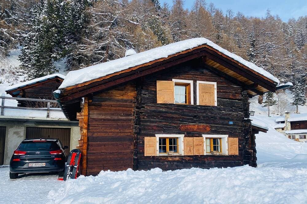 Foto 5 von 19: Chalet ça me Suffit, mein kleines Paradis -Aussen : kleines 2-stöckiges Chalet für 2 Personen am Anf