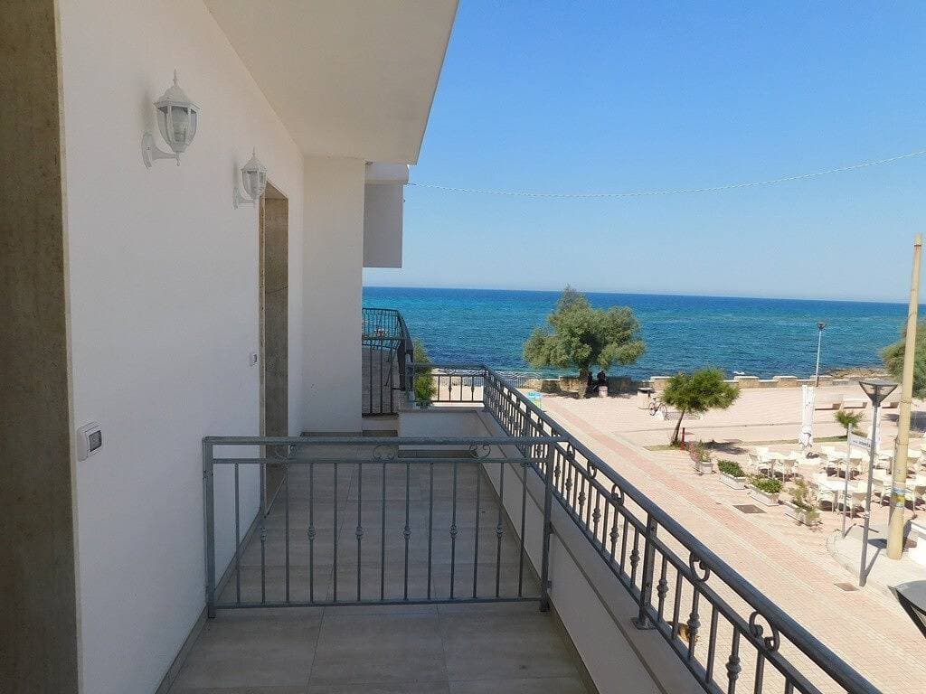 Foto 13 von 13: Two-room apartment in the center of Torre San Giovanni with balcony facing the sea. Zentrale Zwei-Zimmer-Wohnung am Meer mit Balkon, Meerblick und Klimaanlage