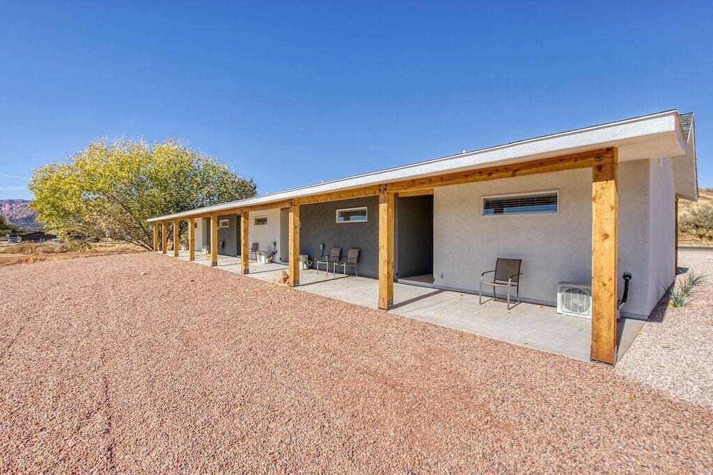 Foto 9 von 16: Red Rock Views, Tiny Suite #2, Kanab Basecamp