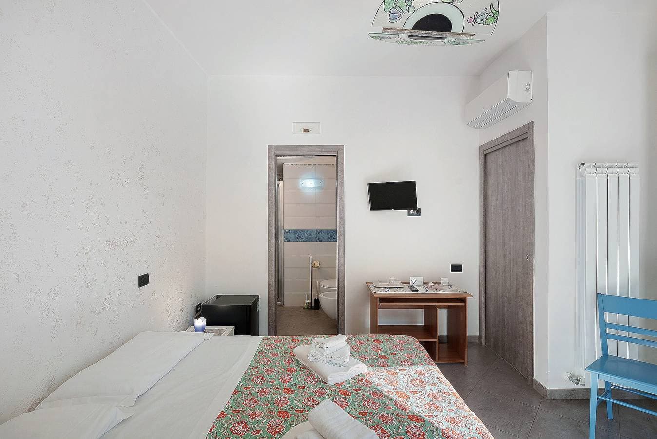 Foto 9 von 14: Zimmer 'Camera Maestrale mit teilweisem Meerblick' mit Meerblick, WLAN und Klimaanlage