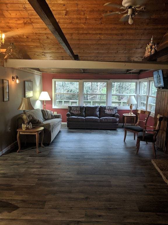 Foto 5 von 23: Unsere Creekside-Hütte liegt tief im Landesinneren in einer abgelegenen Gasse.
