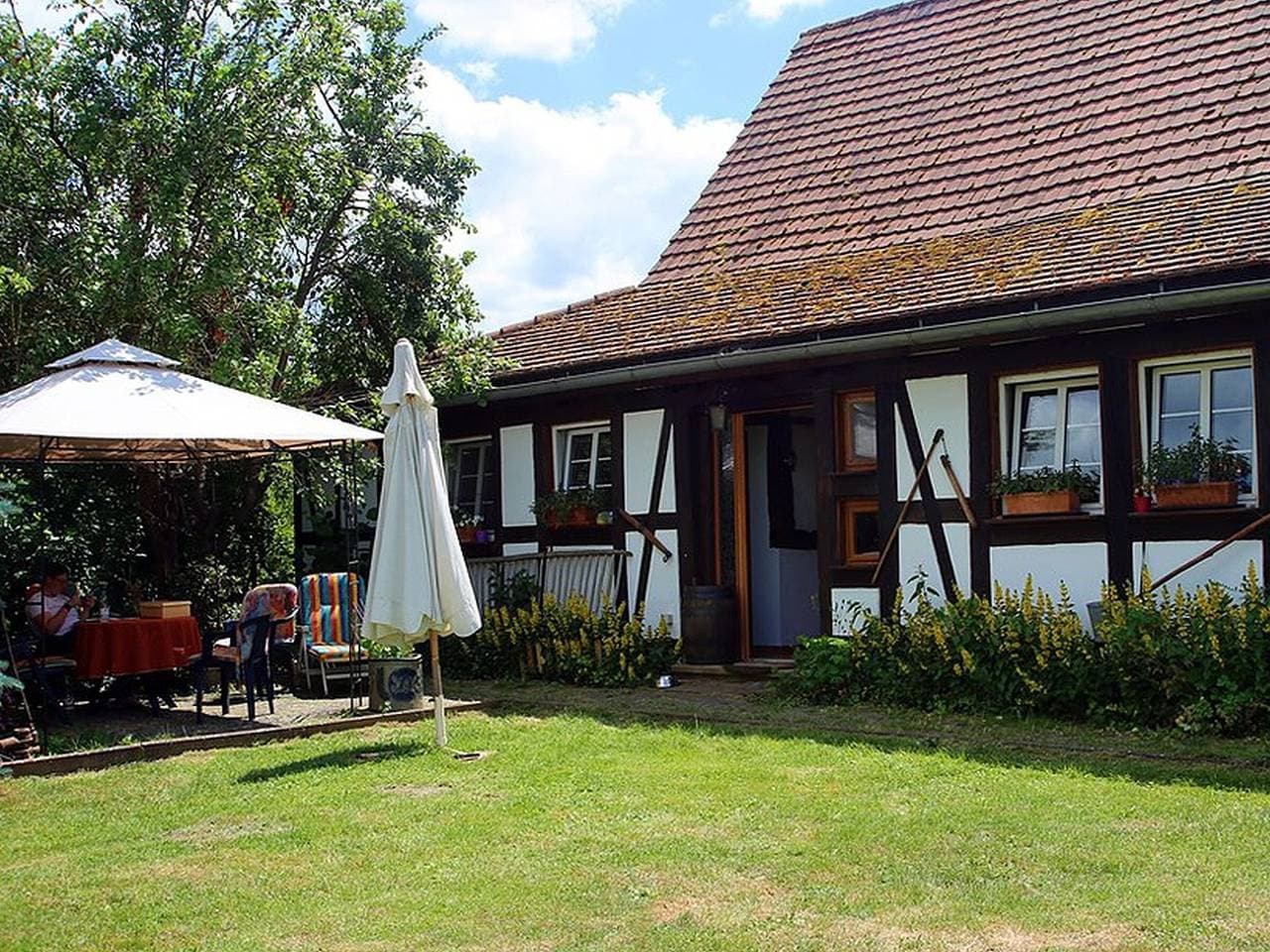Foto 4 von 31: Ferienwohnung 'Fleurie' mit Gemeinschaftsterrasse, Gemeinschaftsgarten und Wi-Fi