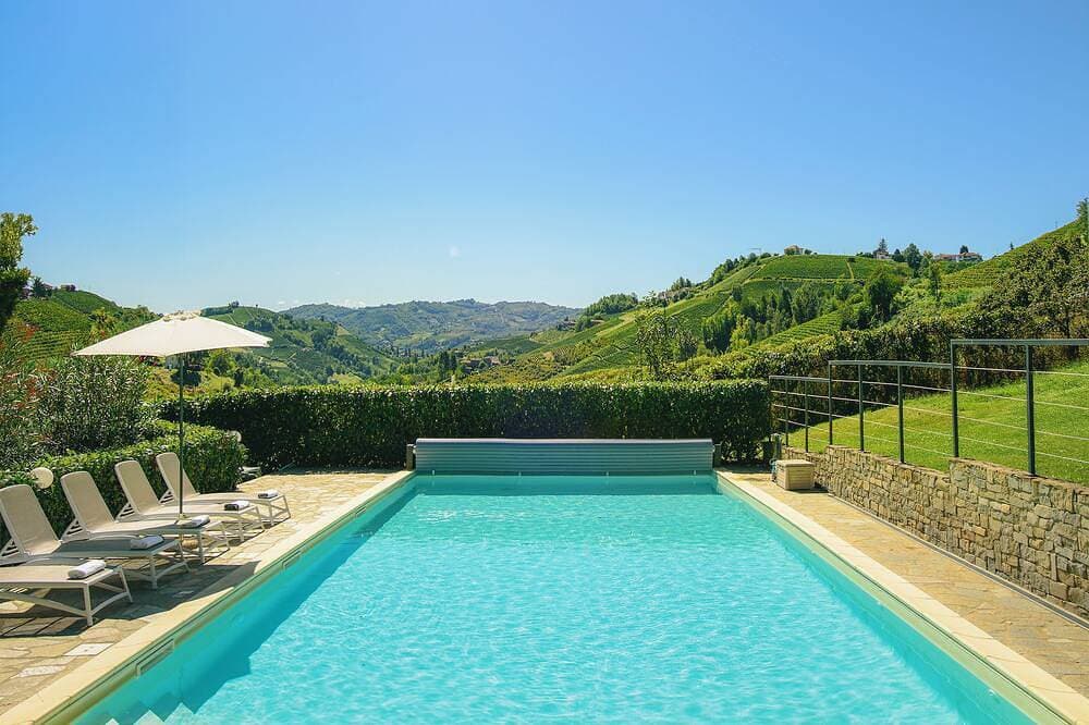 Modern villa with private pool and panoramic vineyard views in Piemonte. 1