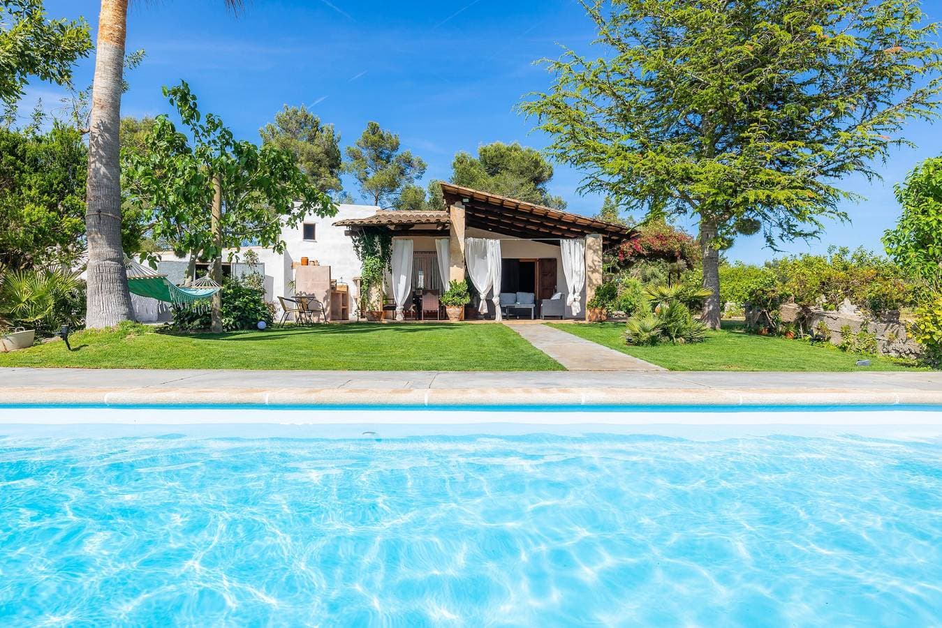 Foto 7 von 37: Schönes Landhaus mit Pool, Garten, Terrassen & WLAN