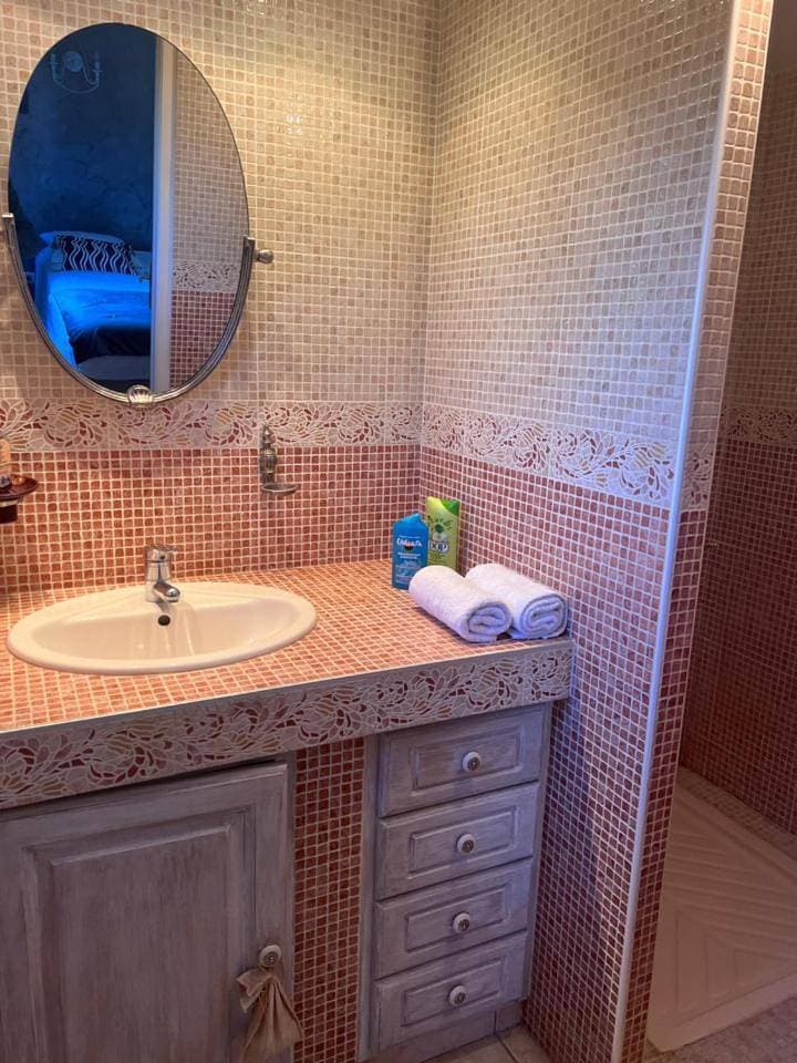 Foto 7 von 9: Double Room with Private Bathroom
