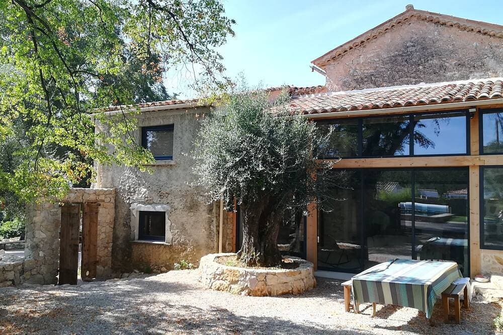 Foto 10 von 14: Mas Osmeea - Mimosa Suite.  On the 1st floor of a wing of the farmhouse, privacy preserved.