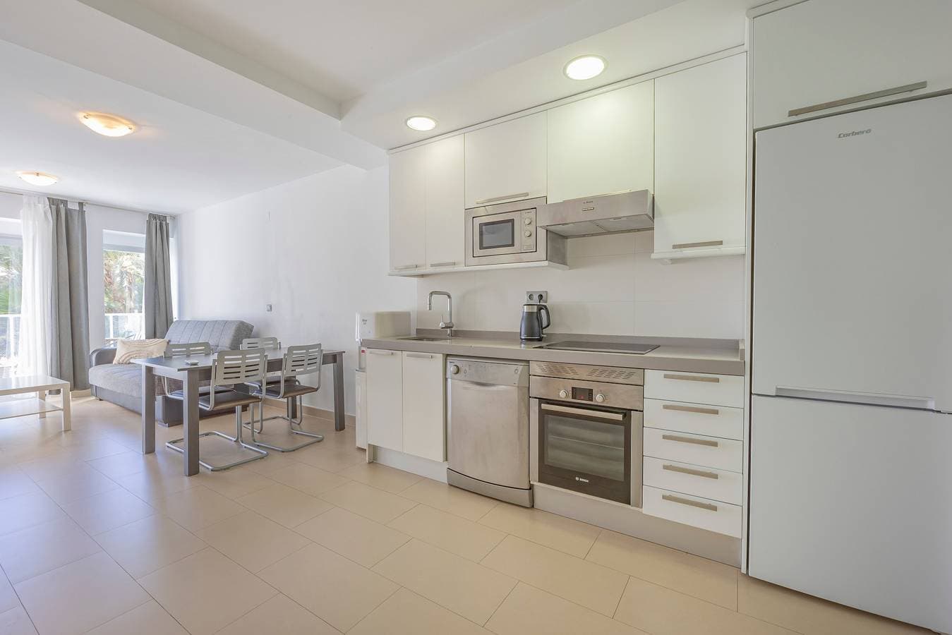 Foto 9 von 29: Ferienwohnung 'Playa De Poniente 1-5' mit Meerblick, Wi-Fi und Klimaanlage