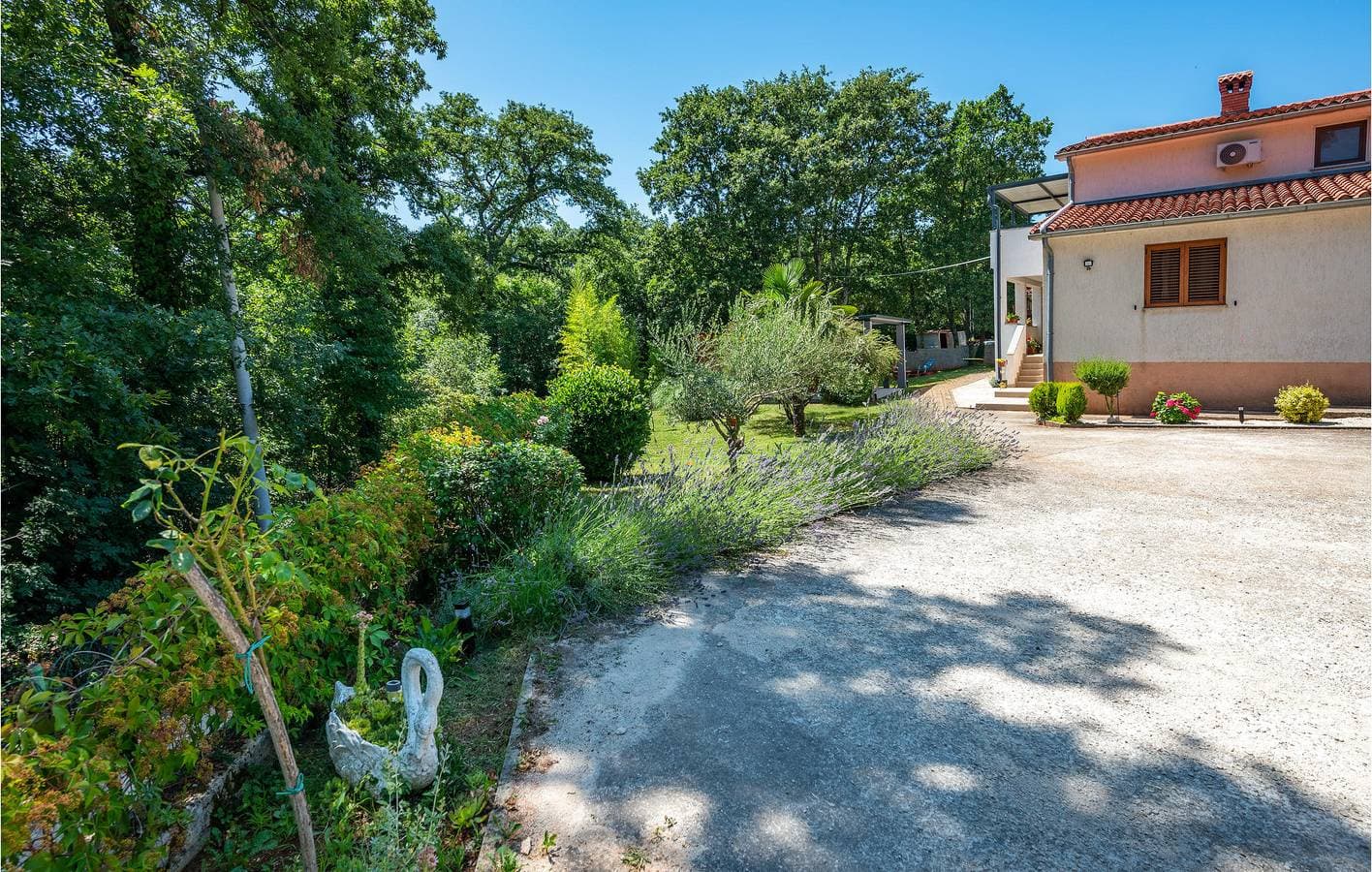 Foto 4 von 31: Geräumige 2-Zimmer-Wohnung mit Terrasse und Annehmlichkeiten