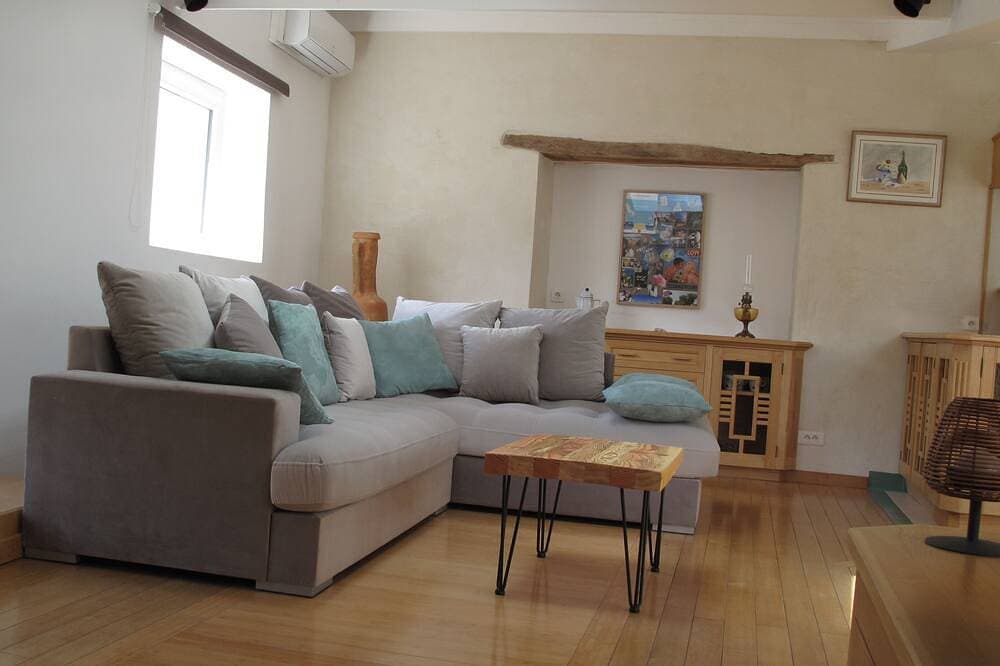 Charming village house in the Golf de St Tropez. 1