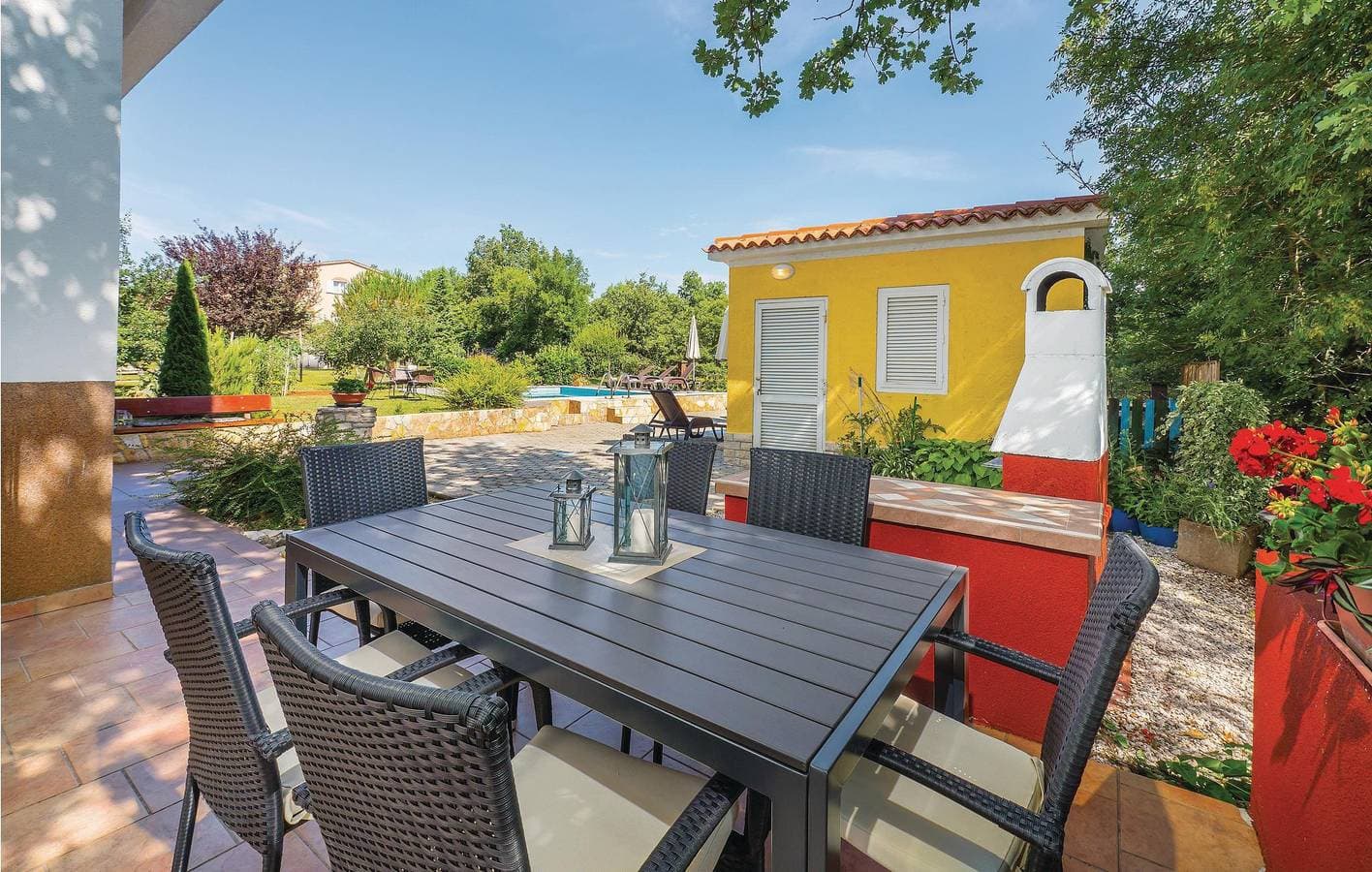 Foto 6 von 47: Charmante Unterkunft, 2 km von Raša entfernt: Geräumiges Apartment mit Pool und Terrasse