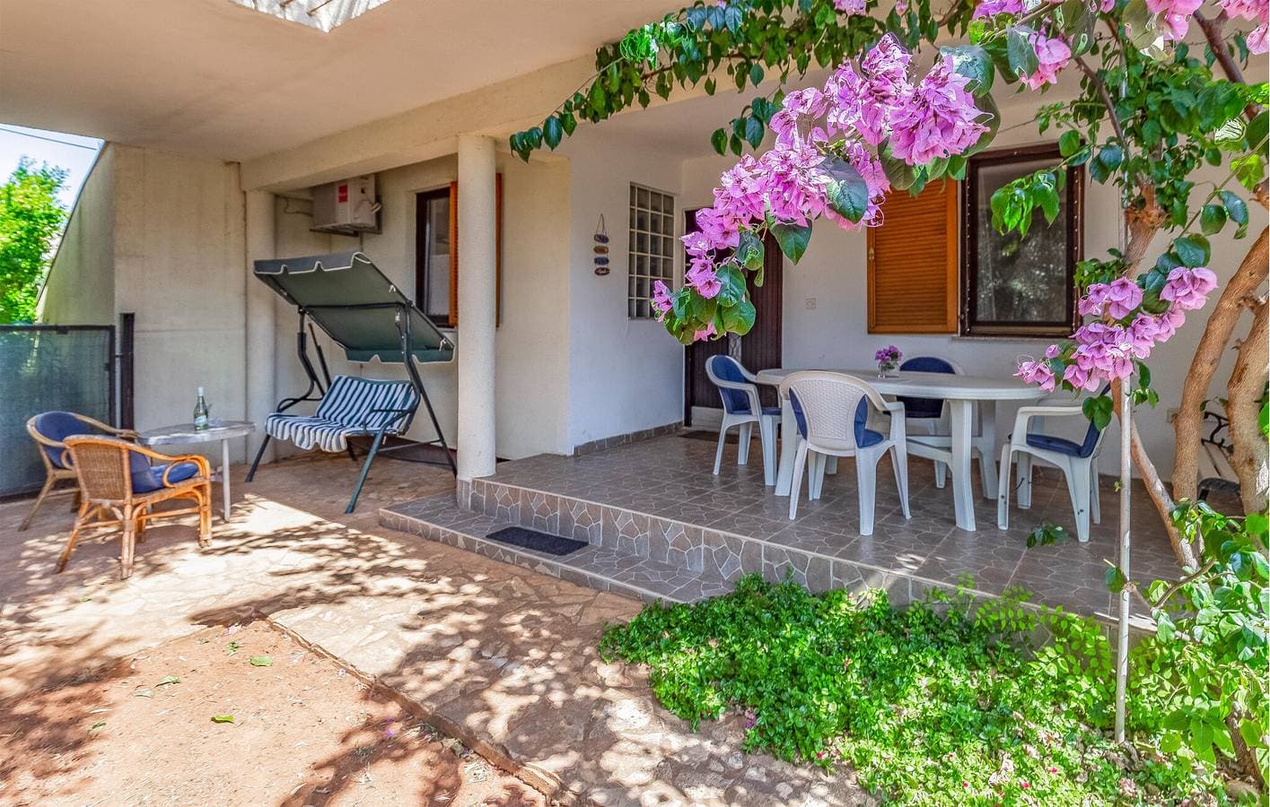 Foto 7 von 24: Gemütliche Ferienwohnung mit Terrasse und Parkplatz, 1 km vom Strand Bijeca entfernt