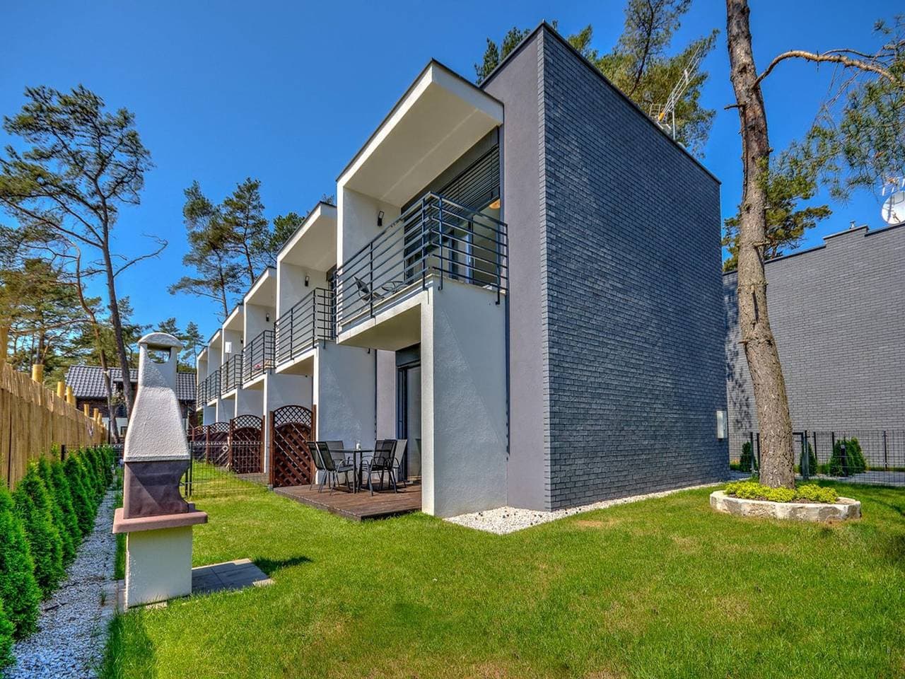 Komfortables Ferienhaus mit Garten und Pool 1