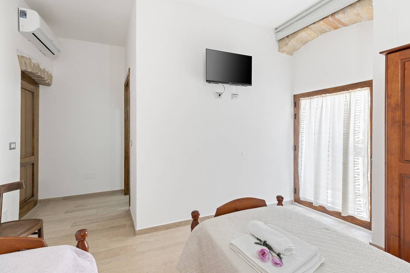 Foto 5 von 34: Zimmer 'Clio' mit Gemeinschaftsterrasse, WLAN und Klimaanlage