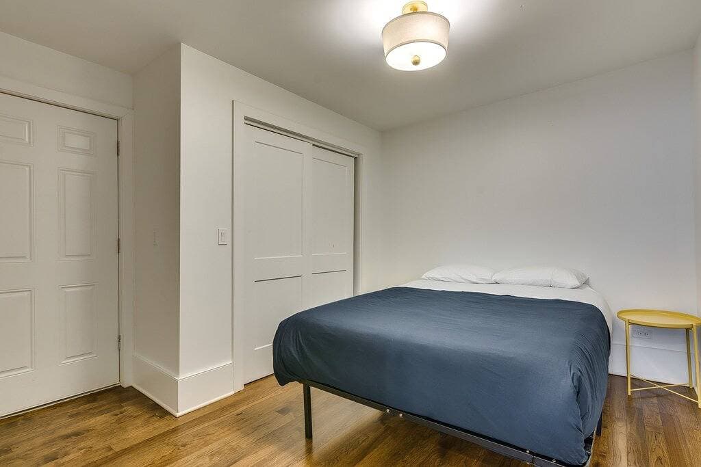 Foto 9 von 17: Old Town Chicago at it's finest! Pet Friendly & Recently Renovated Top-Floor Condo Has Everything You Need for a Perfect Windy City Getaway by AllSet Turnover