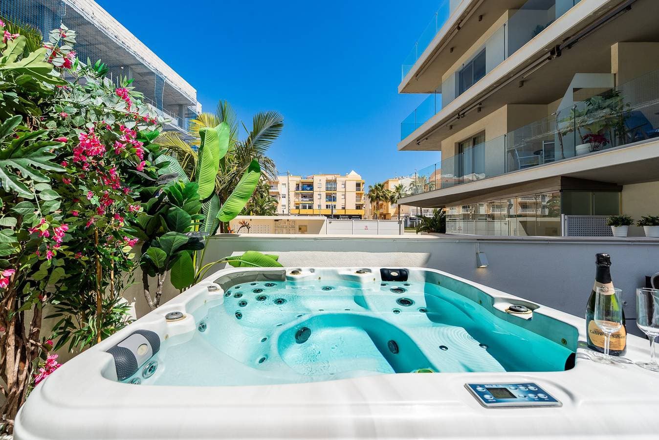 Foto 7 von 37: Ferienwohnung 'Luxuriöses Zweibettzimmer' mit privater Terrasse, WLAN und Klimaanlage