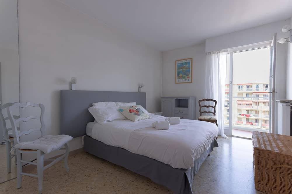 Foto 4 von 30: Cannes beach 400 metres away, Spacious air-conditioned 2-bedroom apartment