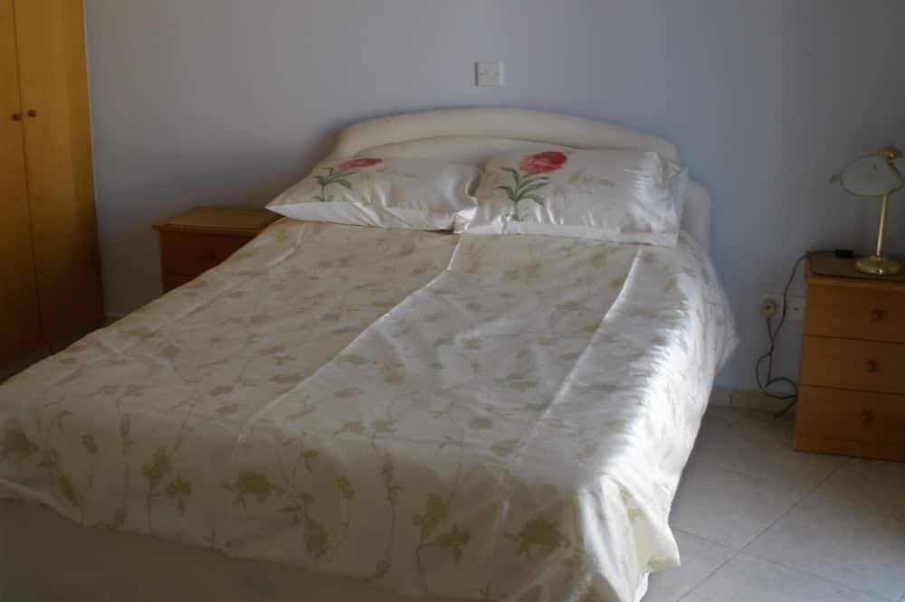 Foto 2 von 17: Private Entwicklung von 12 Wohnungen im Zentrum von Peyia. In der Nähe von Coral Bay.