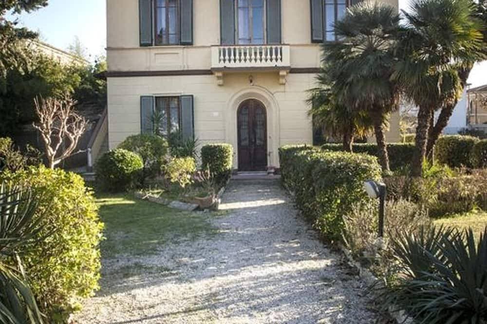 Foto 13 von 30: Schmetterlingshaus. Wohnung in der Villa. Gemeinschaftspool und großer Park