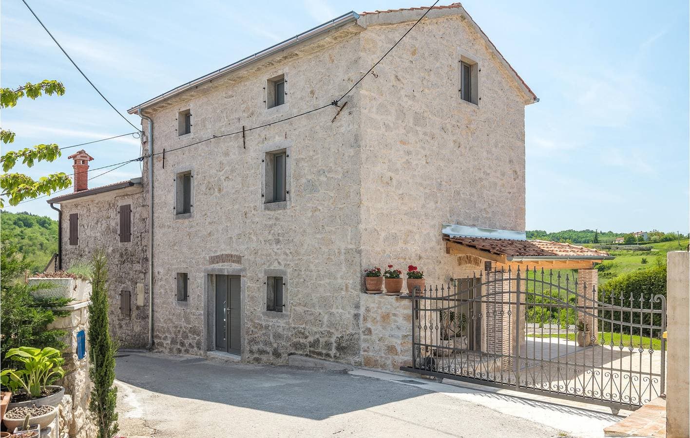 Charmantes 1-Zimmer-Apartment mit Terrasse, WLAN, Klimaanlage und Parkplatz 1