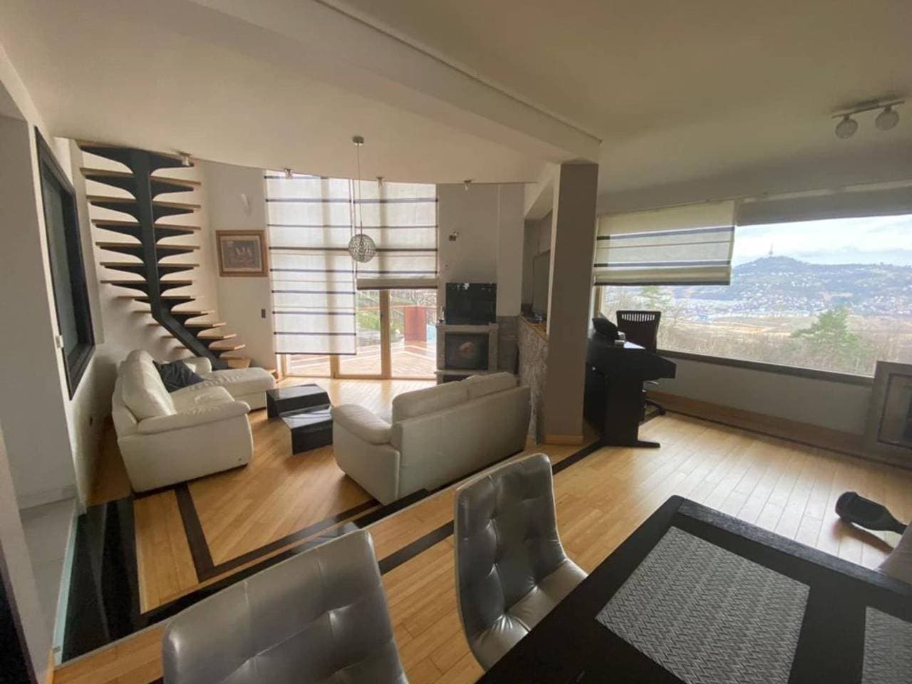 Foto 4 von 33: Five Bedroom Villa with Terrace and Garden
