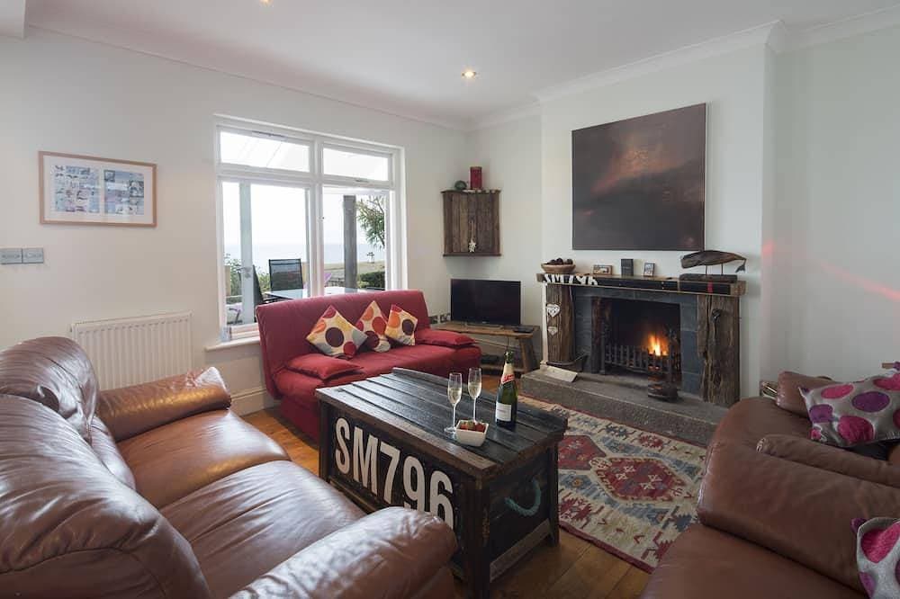 Foto 12 von 30: Spectacular panoramic sea views of Mounts Bay from this light filled home
