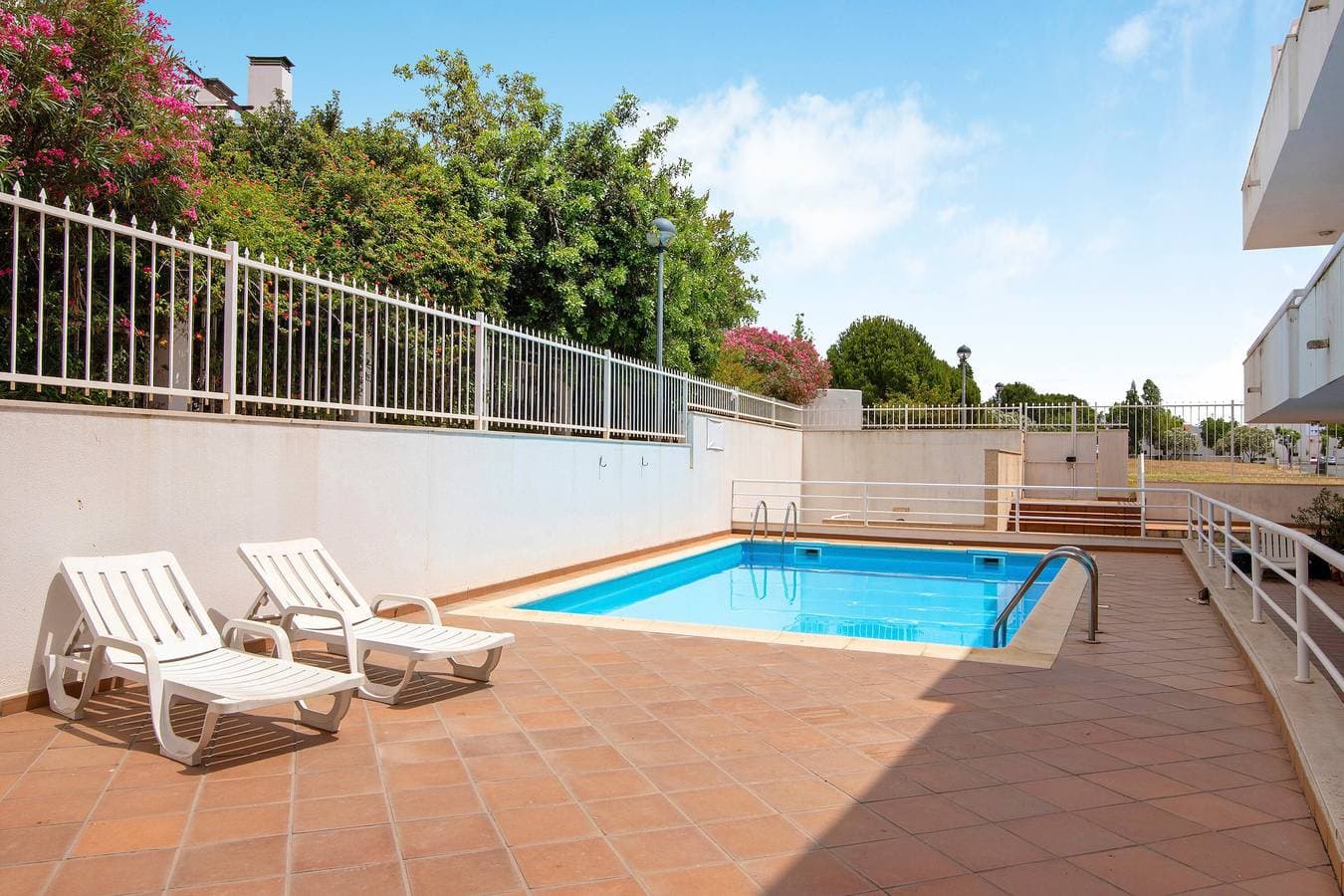 Foto 2 von 24: Ferienwohnung 'T2 D Apt Amendoeira' mit Gemeinschaftspool, 2 Balkonen und WLAN