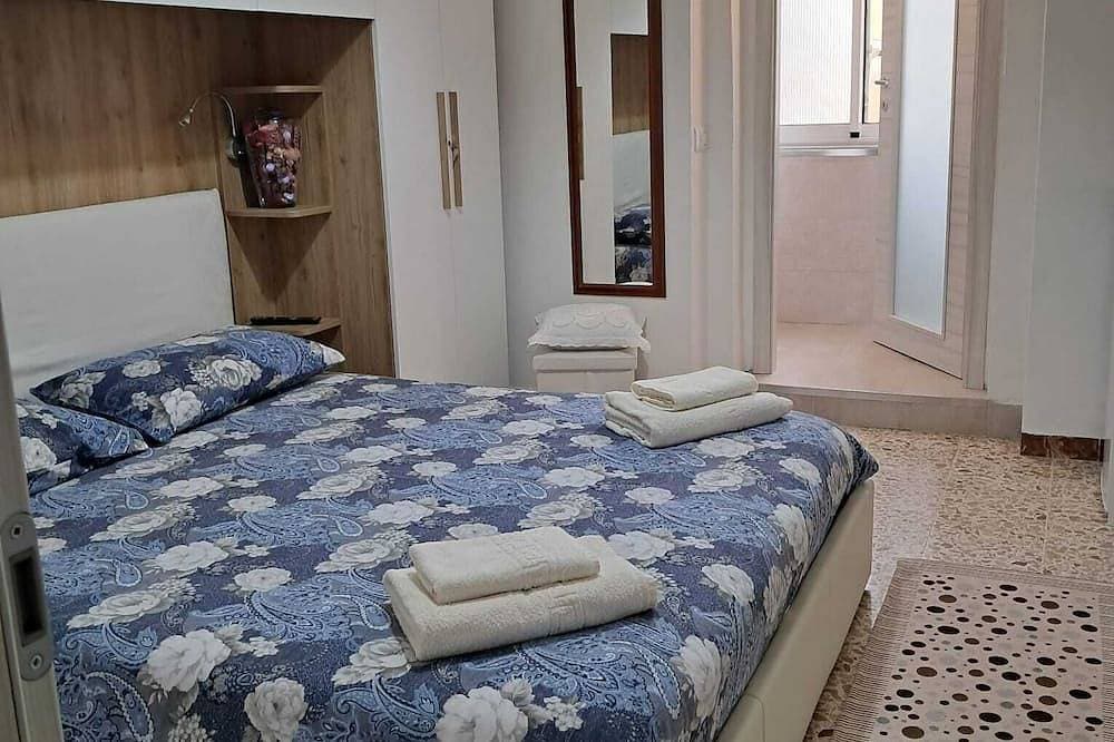 Foto 4 von 9: Double room with bathroom located near the historic center and beaches.