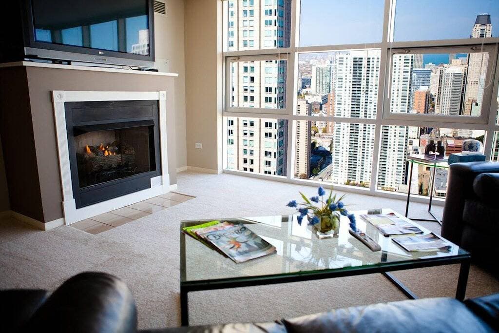 Foto 2 von 31: 52. Etage MagMile Penthouse - Ansichten, Kamin, Fitnesscenter, Pool, WiFi