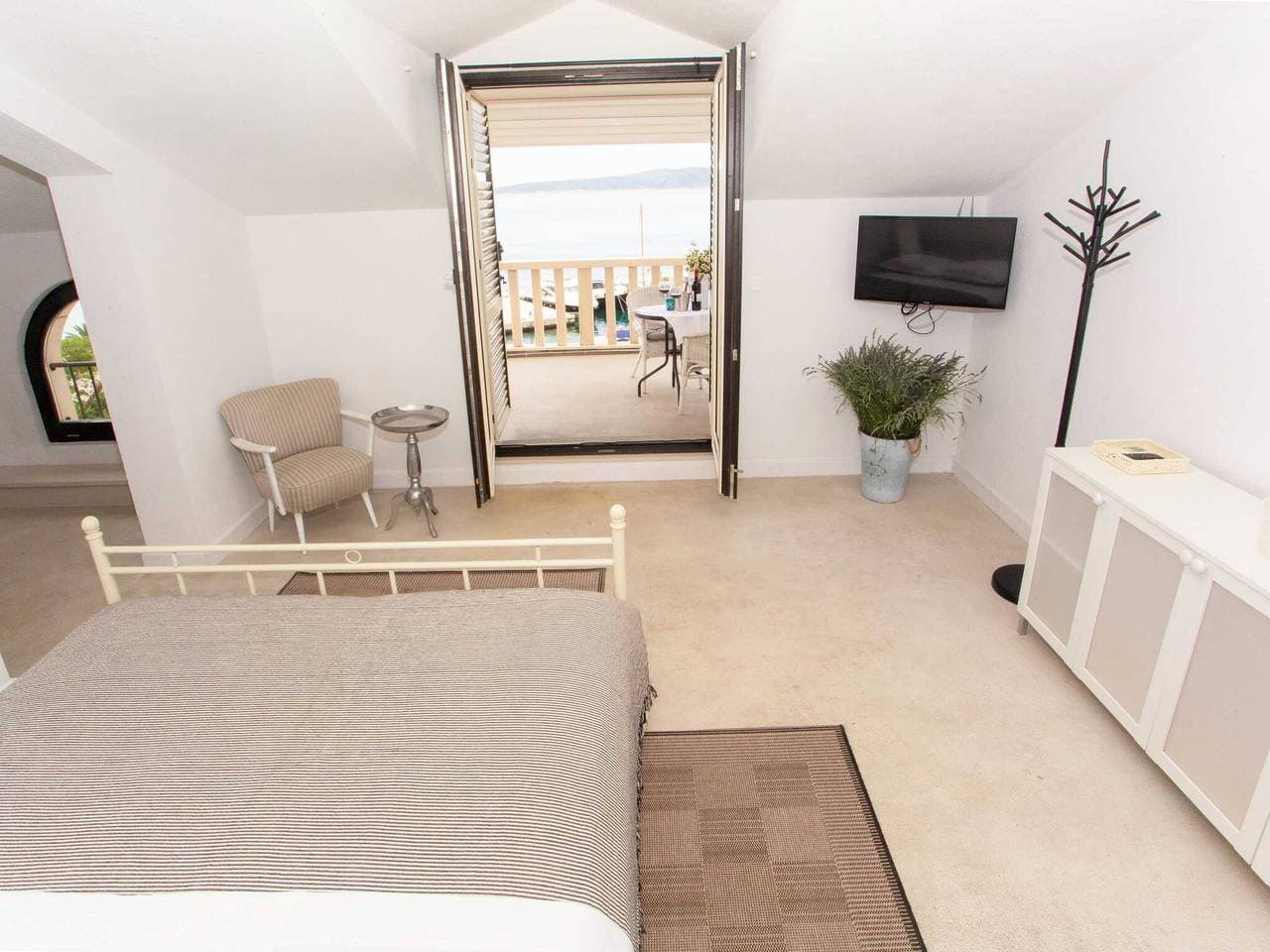 Foto 3 von 8: Apartments & Room Vesna - Studio Apartment with Terrace and Sea View