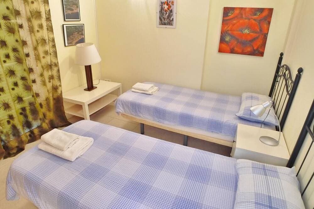 Foto 3 von 28: Ferienwohnung in erster Linie mit großer Terrasse, Klimaanlage, kostenfreiem WLAN und Pool