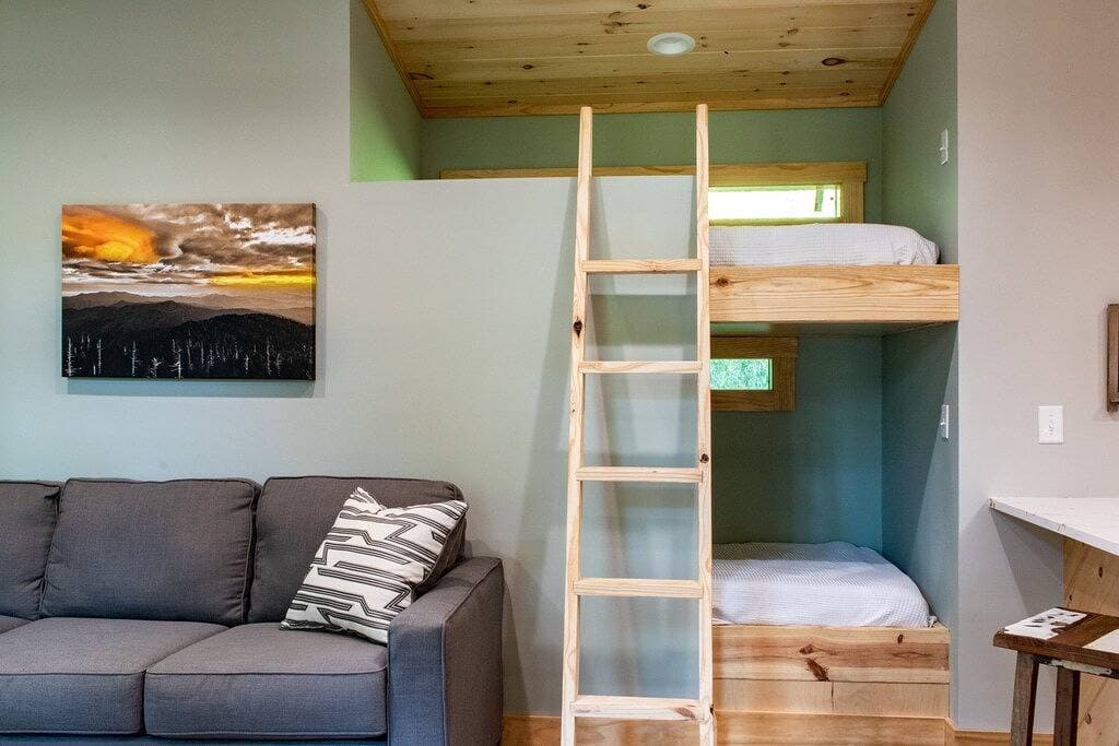 Foto 6 von 22: Modern Smoky Mtn Cabin w/ Hot Tub & Fire Pit | Near Bryson City