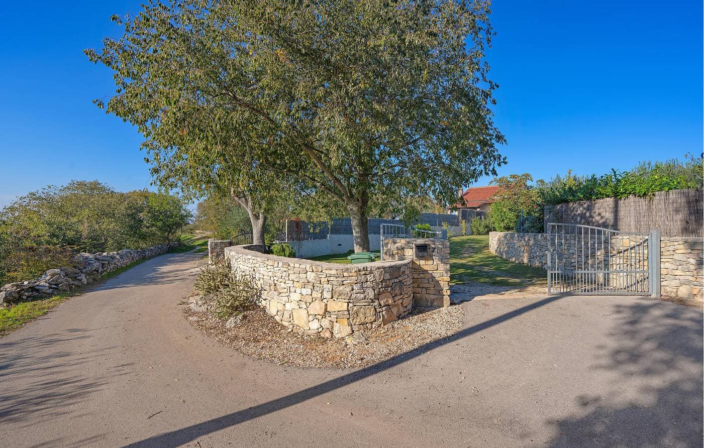 Foto 2 von 37: Gemütliche 1-Zimmer-Wohnung mit Pool und Terrasse in der Nähe des Flusses Krka