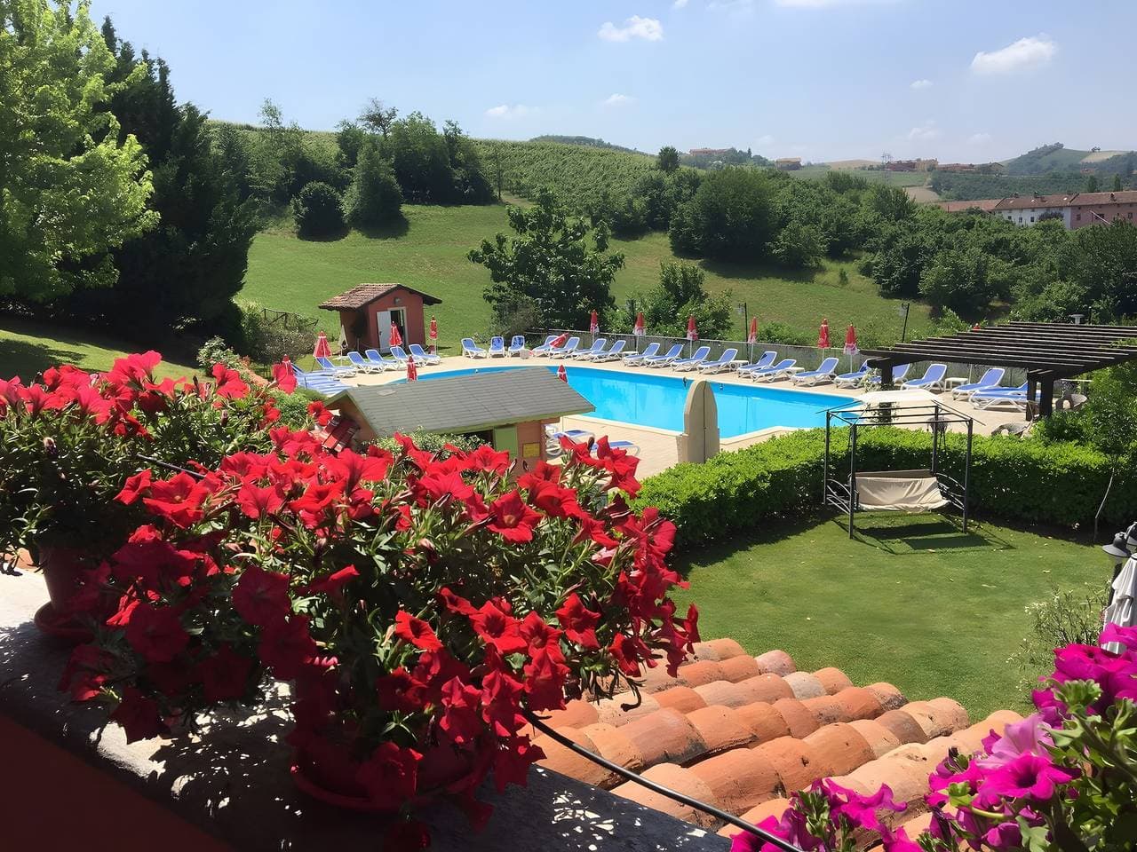 Foto 2 von 50: Ferienwohnung 'Pietra' mit Bergblick, Gemeinschaftspool und privater Terrasse