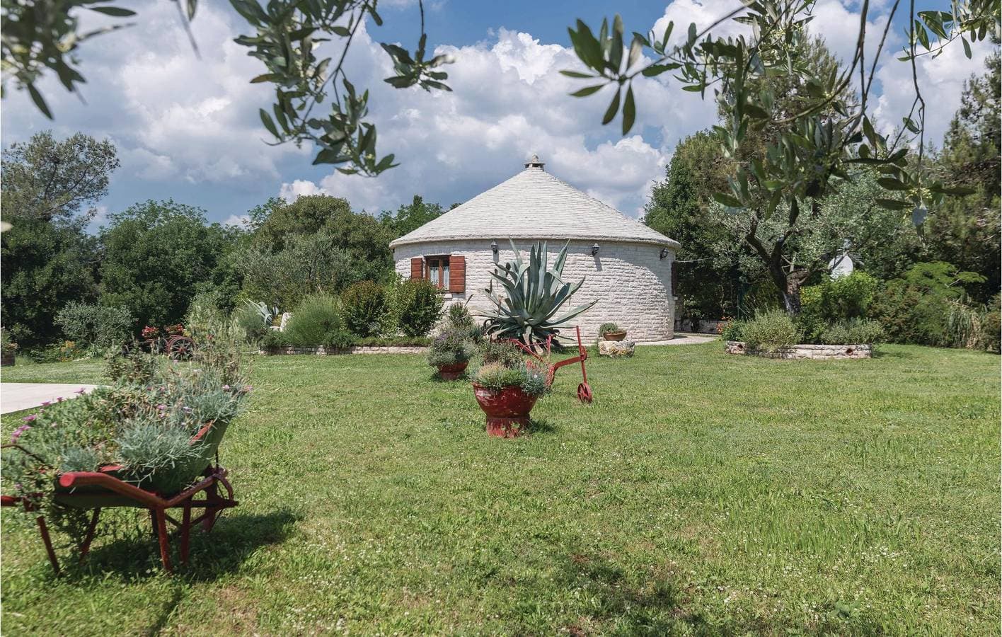 Foto 11 von 32: Reizende Ferienwohnung mit Pool, Terrasse und WLAN in der Nähe von Manjadvorci
