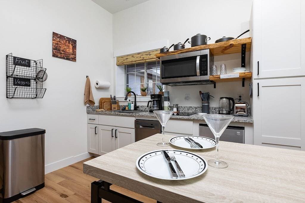 Foto 10 von 28: Modern Studio with Kitchen, Washer/Dryer, Fire Pit, Grill, & Red Rock Views!