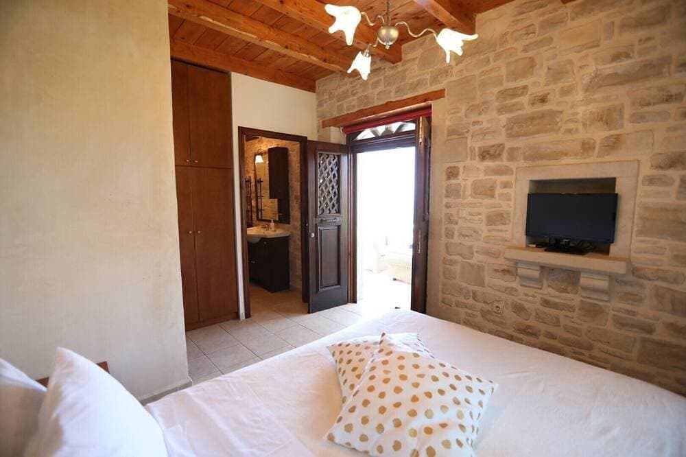 Foto 3 von 30: Villa Sifina, Natursteinvilla, Meerblick, 10 Minuten Fahrzeit zum Strand, Pool