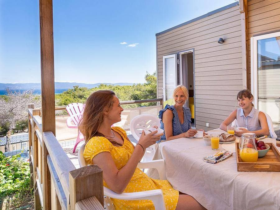 Foto 2 von 40: Camping Tikayan le Méditerranée - Mobilheim 2 personen - Tennessy Komfort