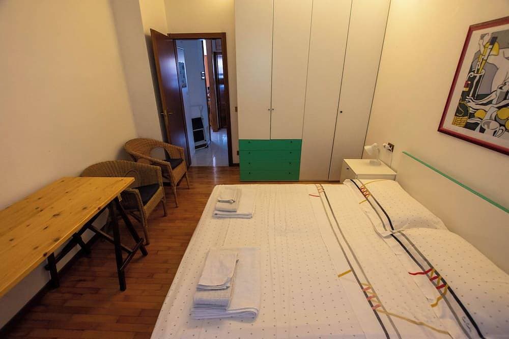 Foto 3 von 27: Traumhafter Balkon über dem See mit schönem Pool, Palmen und Olivenhain