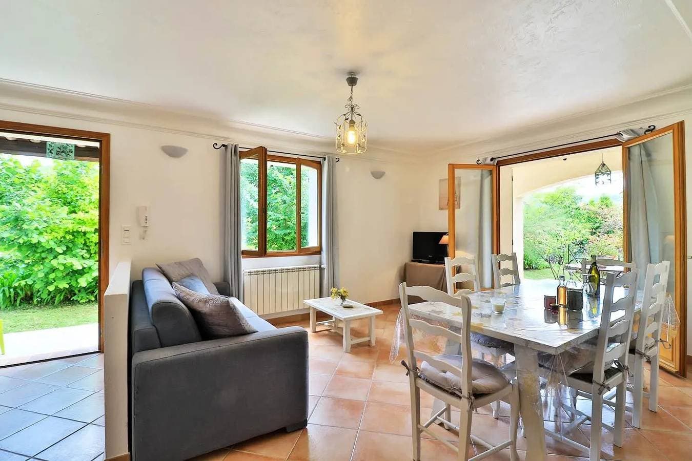 Foto 3 von 9: Ferienwohnung 4 Personen 1 Schlafzimmer mit Garten und Parkplatz