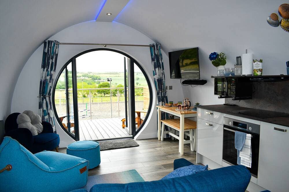 Foto 9 von 22: Derecroft Glamping Luxury Lodgepods with Jacuzzi Hot Tub