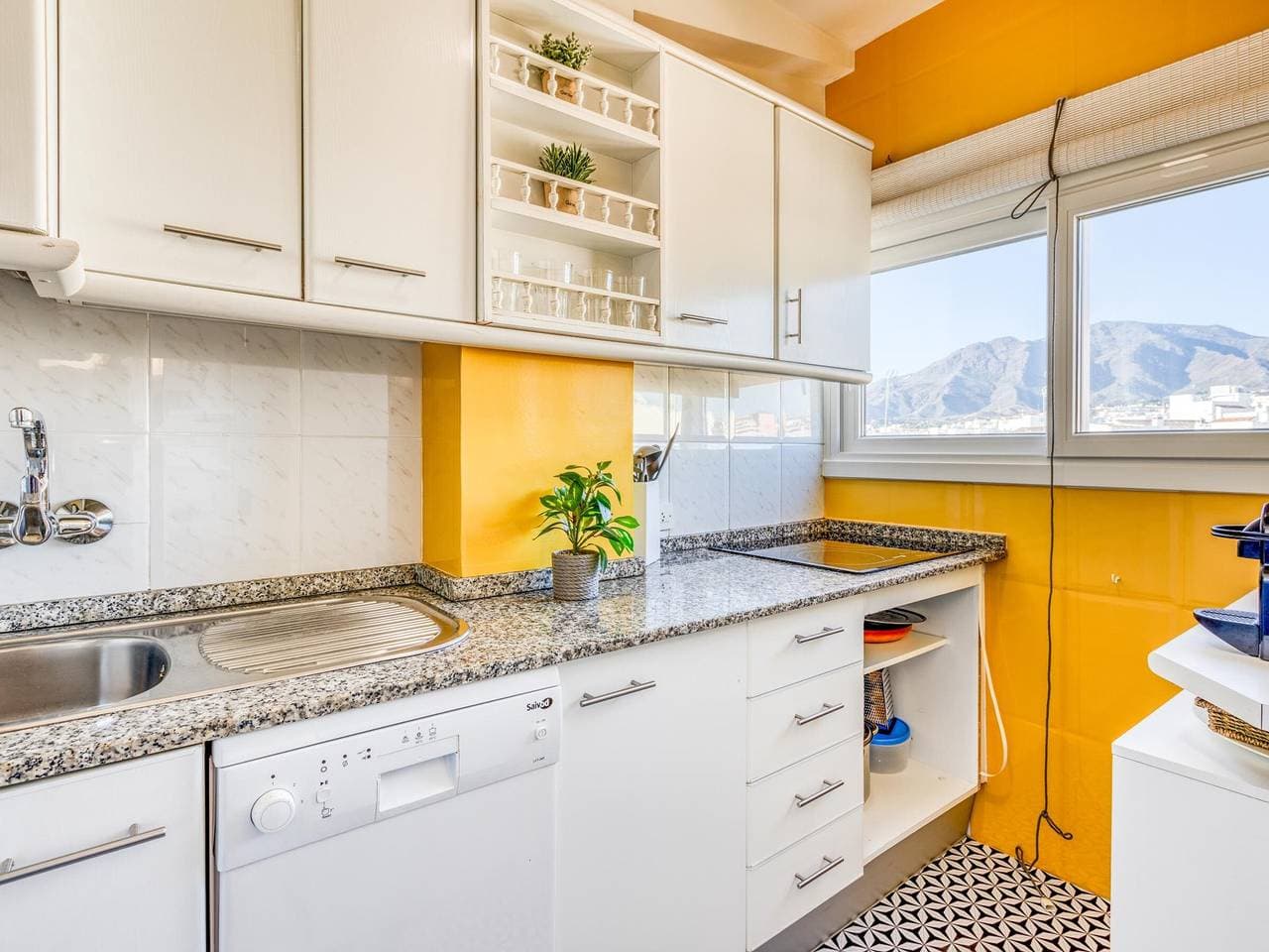 Foto 7 von 12: Zentrales Apartment mit Wohnzimmer, Küche, Schlafzimmer und Bad - Estepona