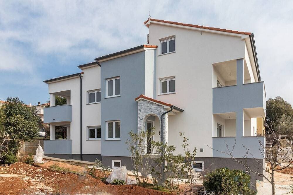 Foto 13 von 25: Comfortable holiday house with apartments / Beautiful first floor apartment with terrace and grill / A3