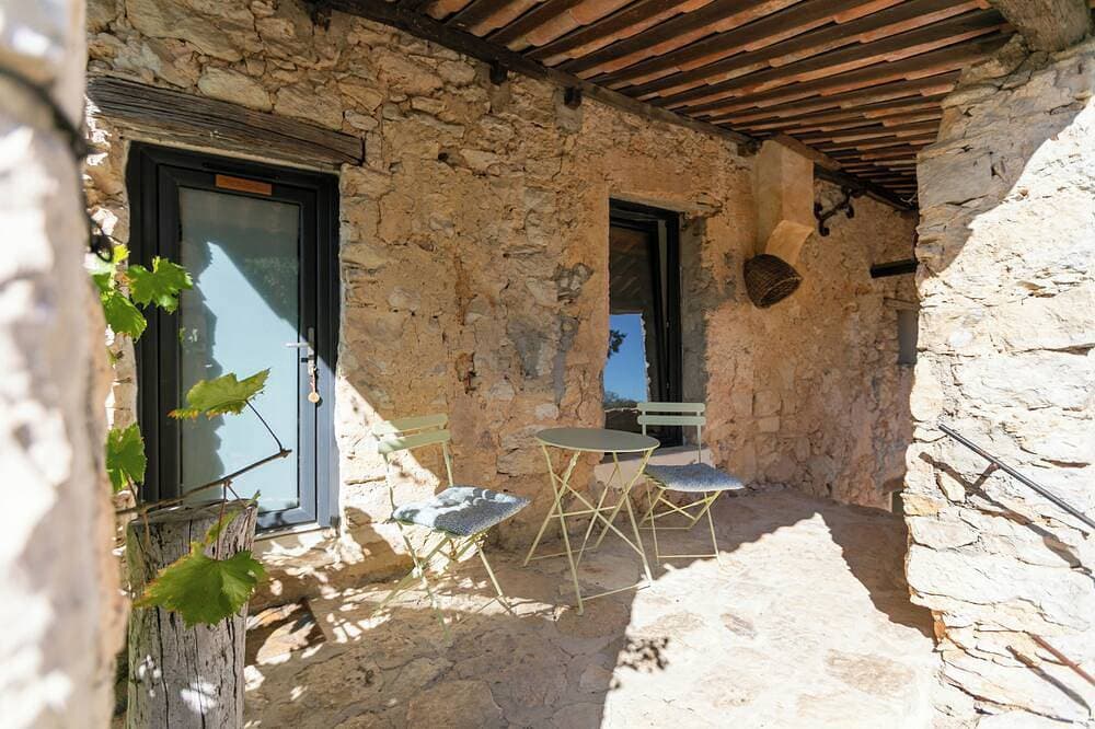 Foto 12 von 14: Mas Osmeea - Mimosa Suite.  On the 1st floor of a wing of the farmhouse, privacy preserved.